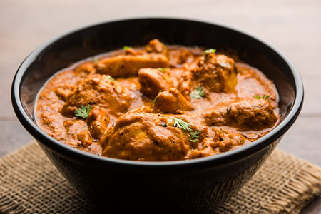 Murgh makhani / butter chicken tikka masala served with roti / paratha and plain rice along with oni